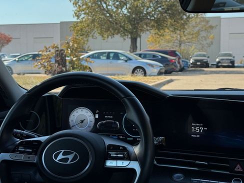 Used 2025 Hyundai Elantra Limited image 34