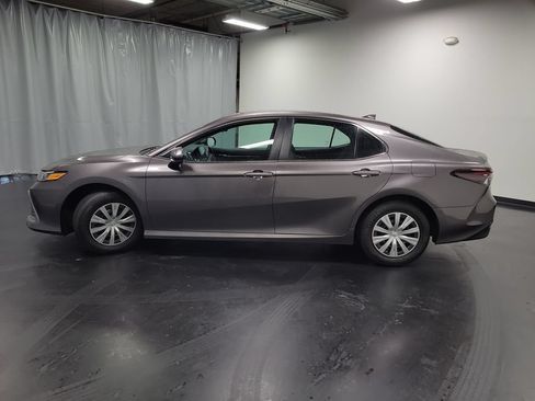 Used 2022 Toyota Camry LE FWD image 5