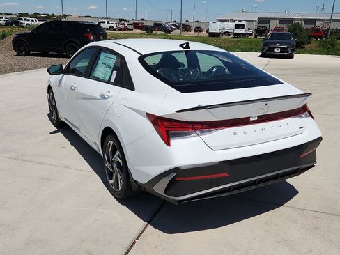 New 2025 Hyundai Elantra SEL image 3