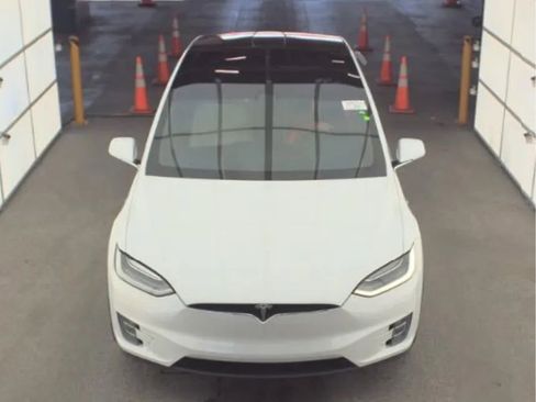 Used 2018 Tesla Model X 75D image 3