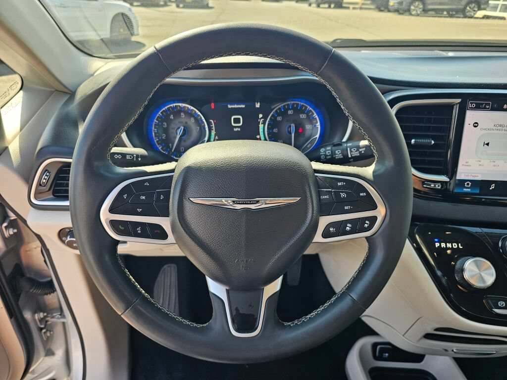 Used 2024 Chrysler Pacifica Touring-L FWD image 17