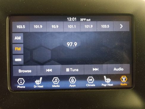 Used 2019 Jeep Cherokee Latitude Plus w/ Cold Weather Group AWD/4WD image 25