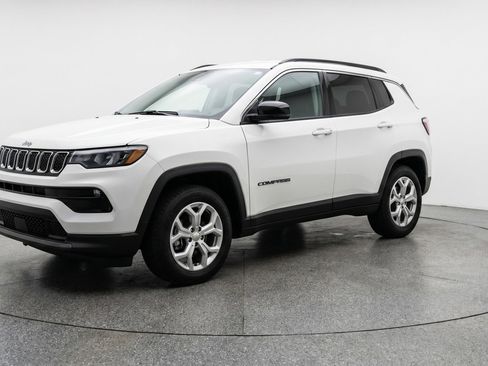 Used 2025 Jeep Compass Latitude AWD/4WD image 3