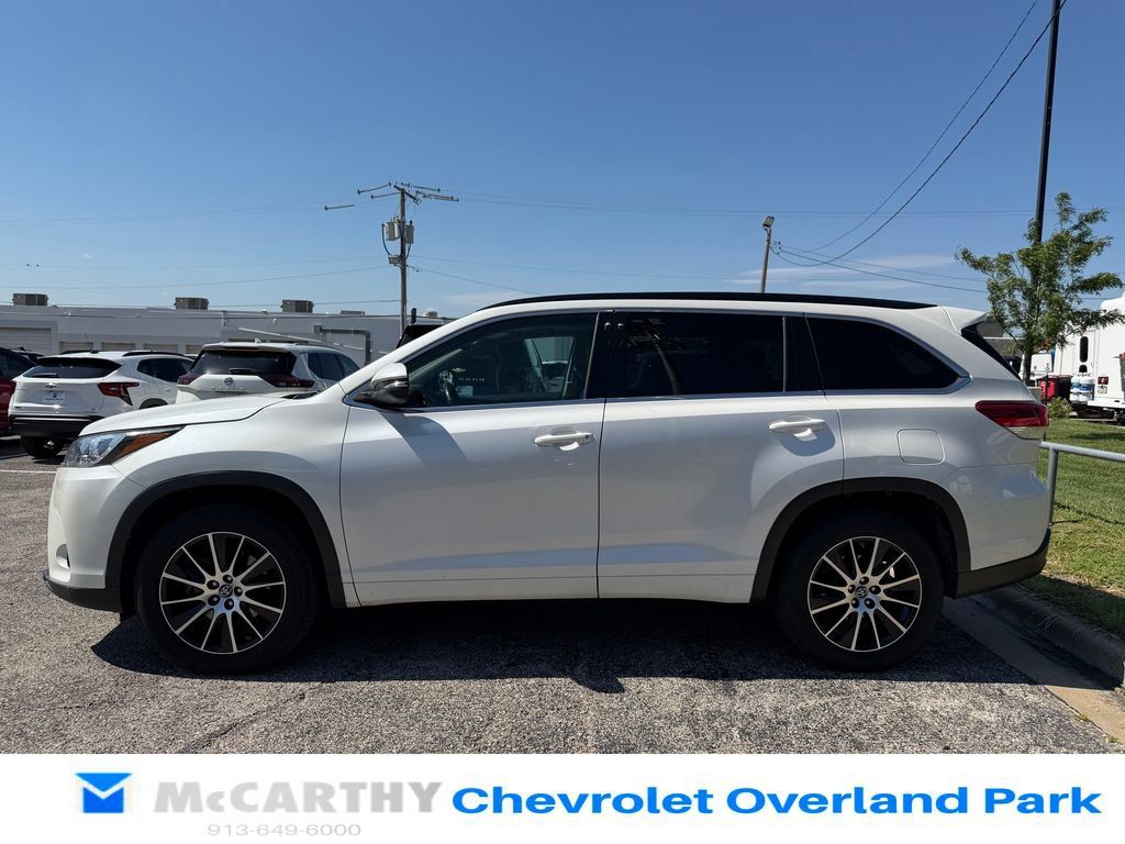 Used 2017 Toyota Highlander SE FWD image 6