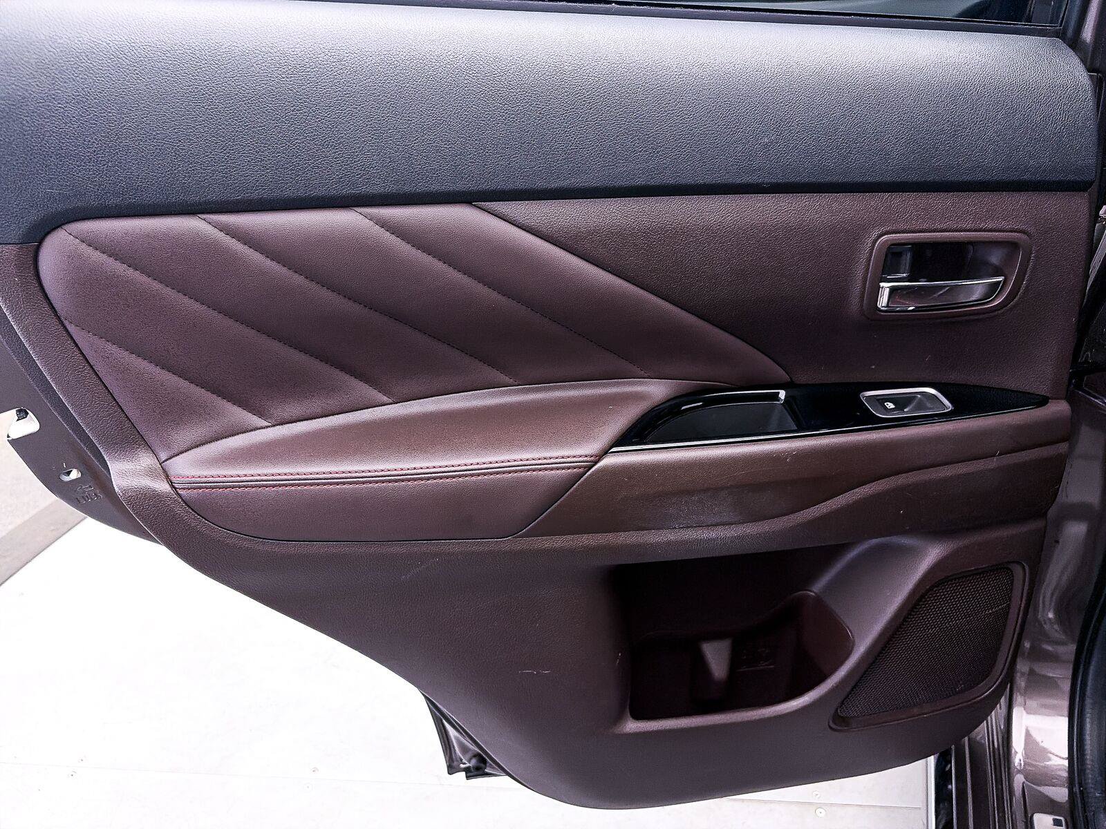 Used 2018 Mitsubishi Outlander SEL AWD/4WD image 29
