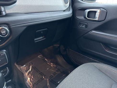 Used 2024 Jeep Wrangler Sahara image 31