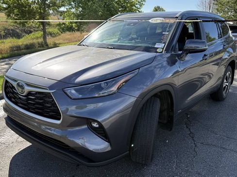 Used 2023 Toyota Highlander XLE AWD/4WD image 2