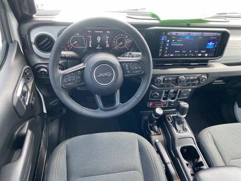 Used 2025 Jeep Wrangler Willys AWD/4WD image 19