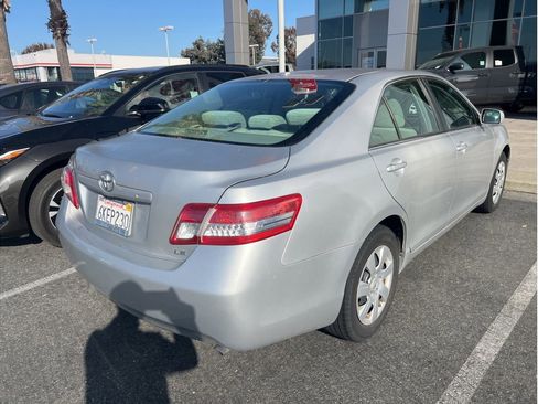 Used 2010 Toyota Camry LE image 4