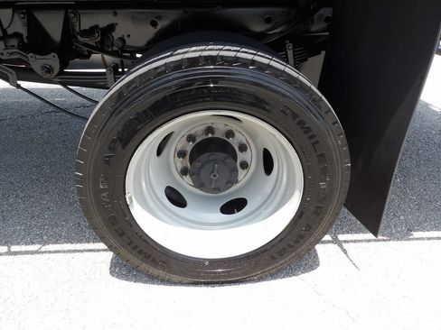 Used 2017 Ford F550 2WD Regular Cab Super Duty image 44
