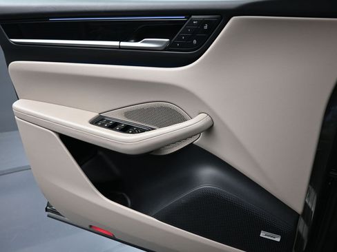 Certified 2025 Porsche Macan Electric image 22