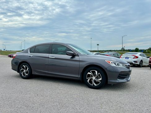 Used 2017 Honda Accord LX image 7