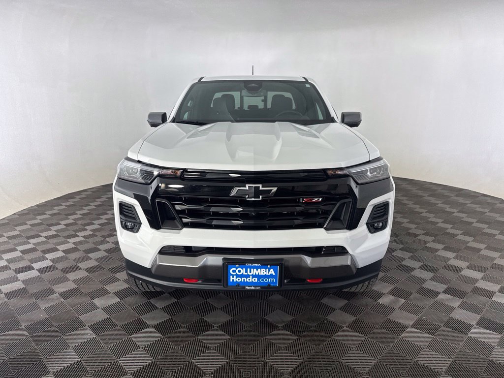 Used 2025 Chevrolet Colorado Z71 w/ Technology Package AWD/4WD image 2