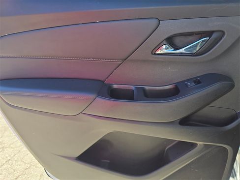 Used 2021 Chevrolet Traverse LT w/ LPO, Blackout Package image 26