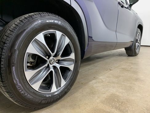 Used 2022 Toyota Highlander XLE image 9