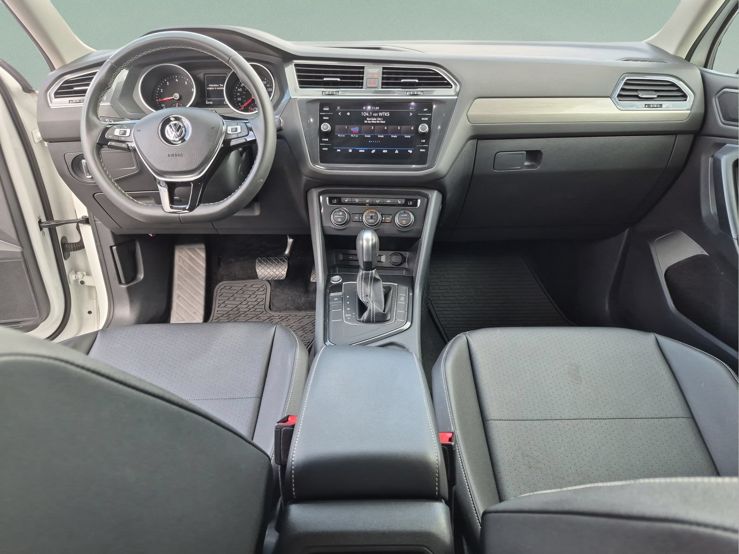 Used 2021 Volkswagen Tiguan SE w/ Panoramic Sunroof Package FWD image 28