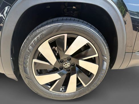 Used 2024 Volkswagen Atlas Cross Sport SE AWD/4WD image 8