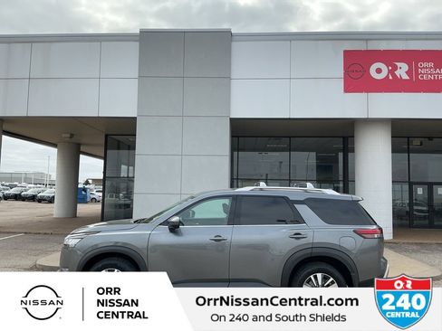 Used 2024 Nissan Pathfinder SL w/ Black Appearance Package image 8