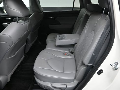 Used 2021 Toyota Highlander XLE AWD/4WD image 30