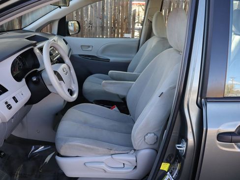 Used 2013 Toyota Sienna L image 19