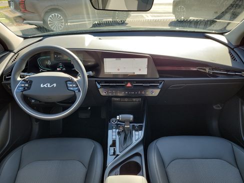 Certified 2025 Kia Niro EX FWD image 17