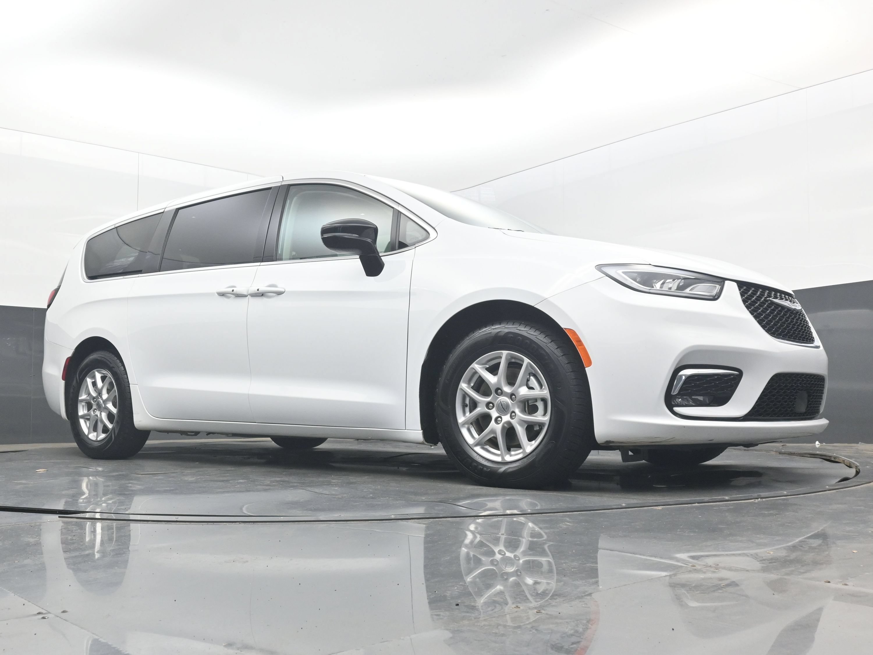 Used 2024 Chrysler Pacifica Touring-L FWD image 26