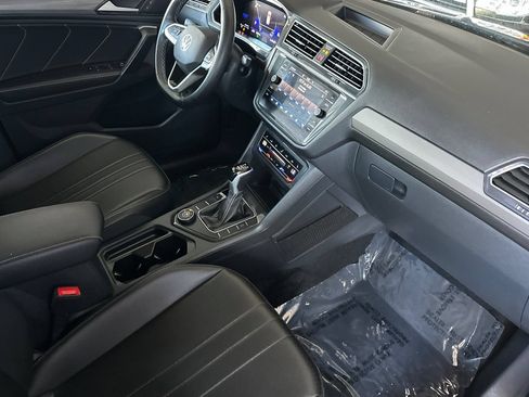 Used 2024 Volkswagen Tiguan SE AWD/4WD image 17