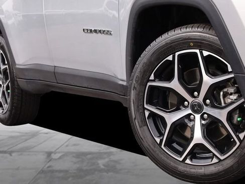 Used 2025 Jeep Compass Limited AWD/4WD image 3