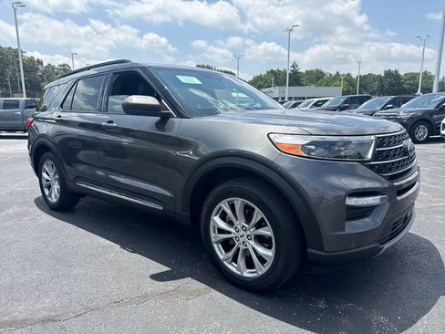 Used 2020 Ford Explorer XLT w/ Equipment Group 202A AWD/4WD image 4