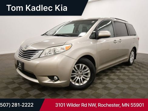 Used 2015 Toyota Sienna XLE image 1