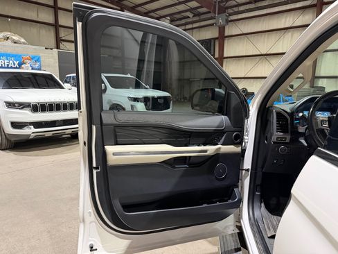 Used 2018 Ford Expedition Platinum RWD image 11