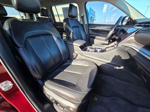 Used 2022 Jeep Grand Cherokee L Limited w/ Black Appearance Package image 33