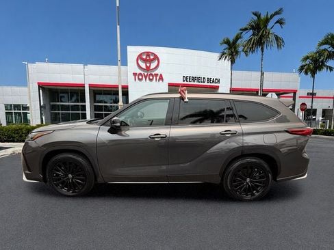 Used 2023 Toyota Highlander XSE FWD image 4