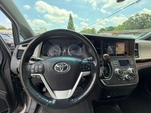 Used 2017 Toyota Sienna AWD image 34