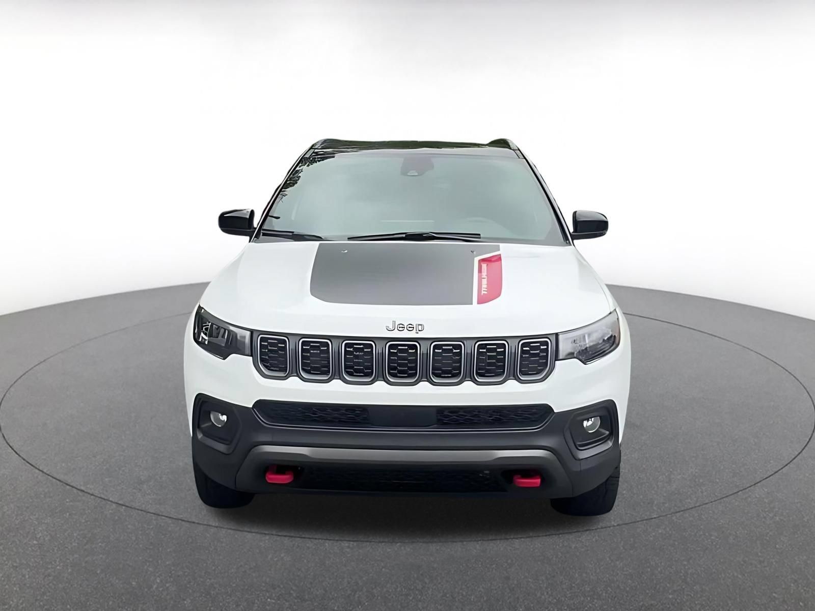 Used 2025 Jeep Compass Trailhawk AWD/4WD image 4