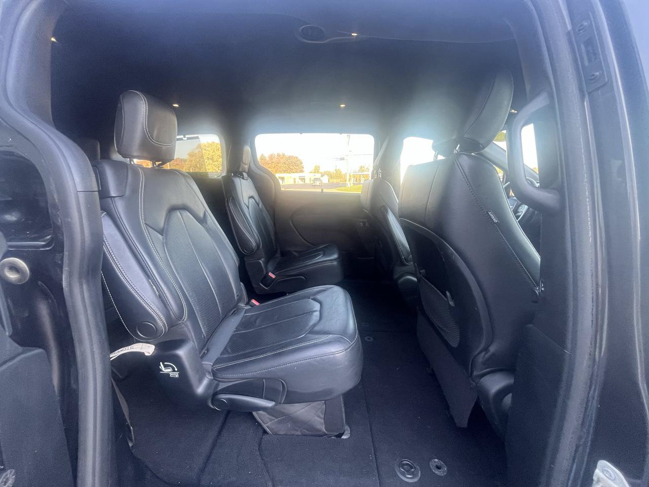 Used 2019 Chrysler Pacifica Touring-L w/ S Appearance Package FWD image 18