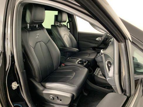 Used 2024 Chrysler Pacifica Touring-L w/ Uconnect Theater Family Group image 39