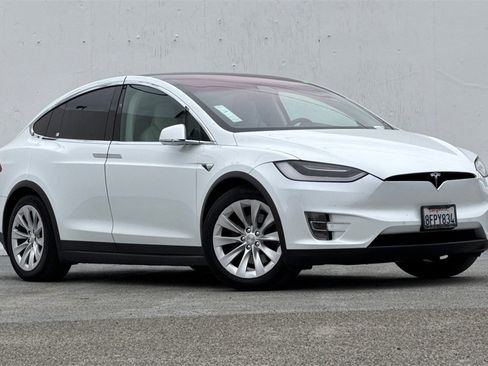 Used 2018 Tesla Model X 75D image 2