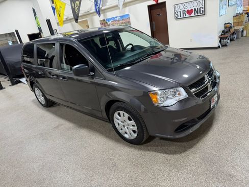 Used 2019 Dodge Grand Caravan SE w/ Rear Park Assist Package FWD image 11