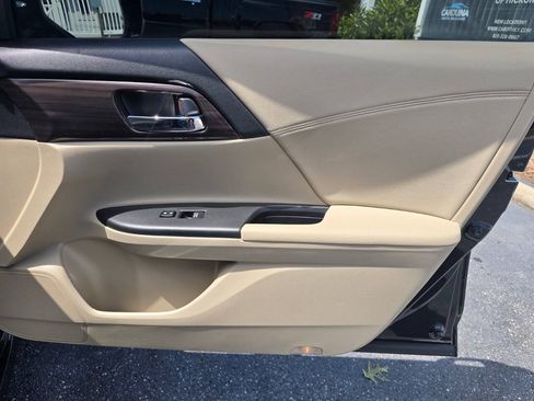 Used 2017 Honda Accord Touring image 17