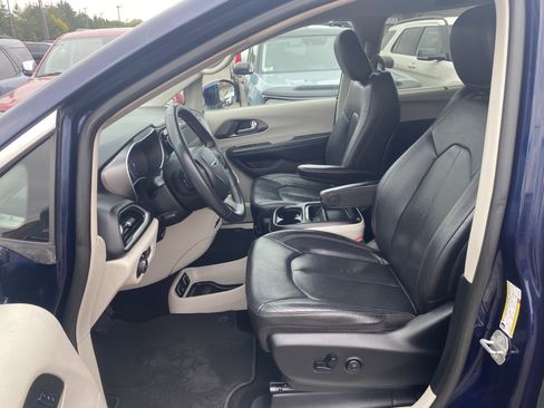 Used 2020 Chrysler Pacifica Touring-L FWD image 4