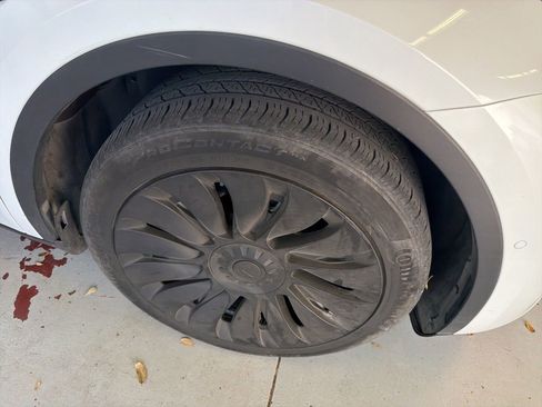 Used 2021 Tesla Model Y Long Range image 11