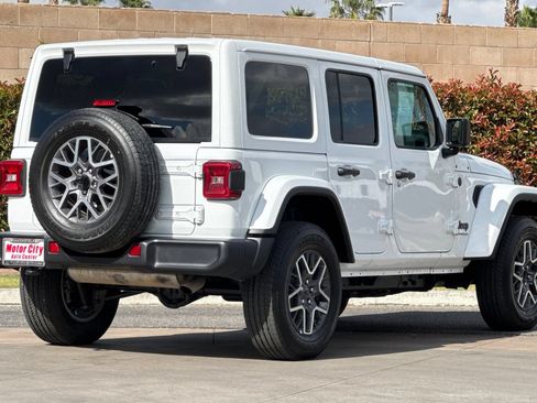 Used 2025 Jeep Wrangler Unlimited Sahara AWD/4WD image 4