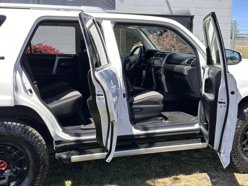 Used 2018 Toyota 4Runner SR5 AWD/4WD image 26