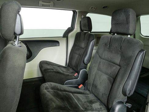 Used 2016 Dodge Grand Caravan SXT w/ UConnect Hands-Free Group FWD image 16