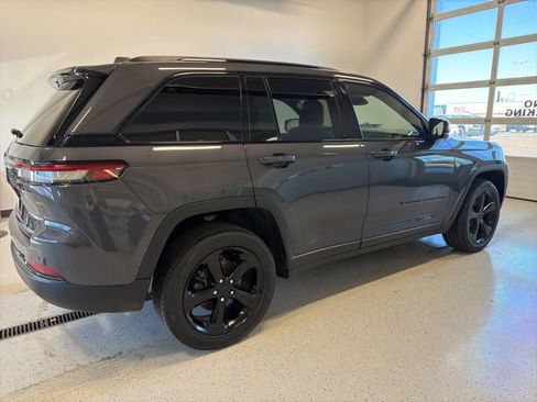 Used 2023 Jeep Grand Cherokee Altitude image 9