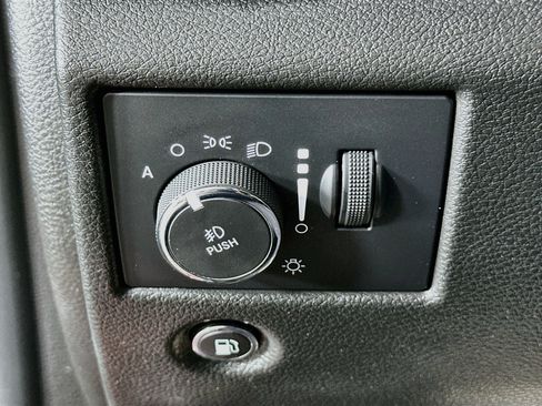 Used 2022 Jeep Grand Cherokee Laredo X AWD/4WD image 17