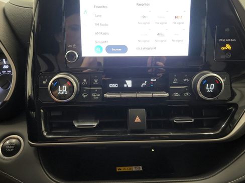 Used 2024 Toyota Highlander XLE FWD image 35