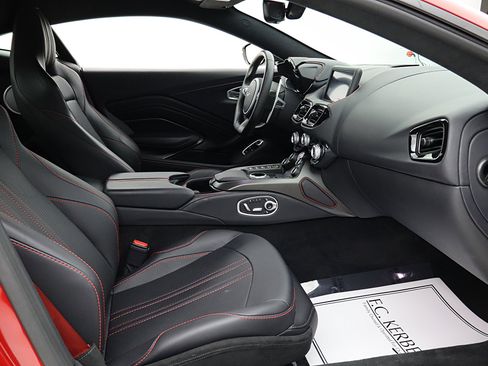 Used 2023 Aston Martin V8 Vantage Coupe RWD image 37