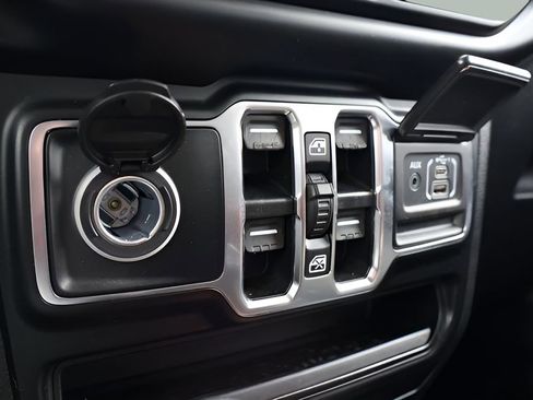 Used 2022 Jeep Wrangler Unlimited Sahara w/ Cold Weather Group AWD/4WD image 28